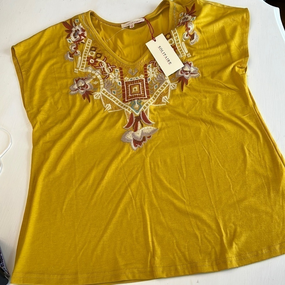 Solitaire Embroidered Soft Top Size Small NWT